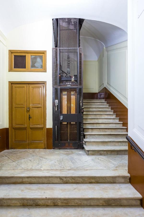 Rettifilo Family Apartment By Wonderful Italy เนเปิลส์ ภายนอก รูปภาพ